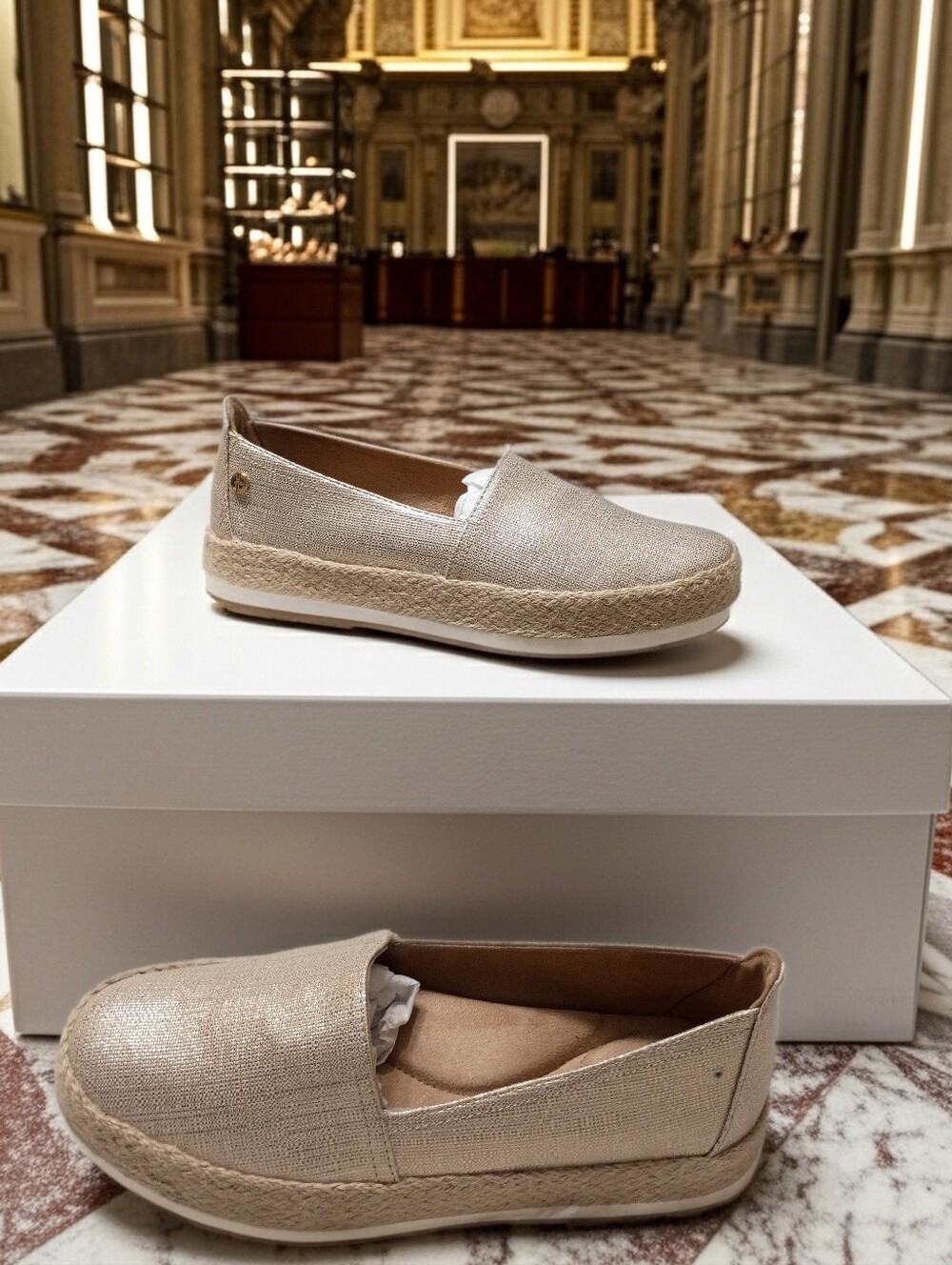 New Giani Bernini Metallic Beige Slip-On Espadrilles Size 8 Flawed